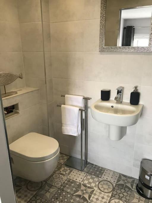 Mumbles - Modern Apartment With Panoramic Sea Views Oystermouth Екстериор снимка